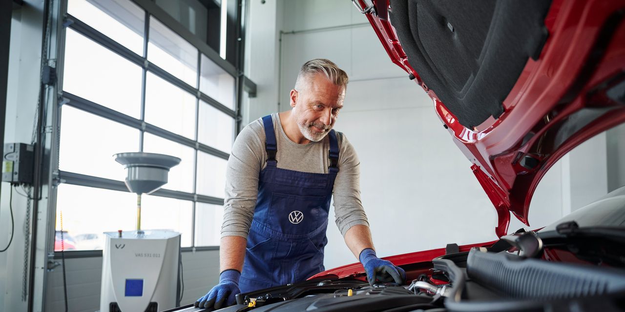Volkswagen Service-Techniker beim Schnellservice